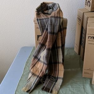 Plaid brown scarf.